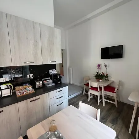 Domus Flavia Bed & Breakfast 4*