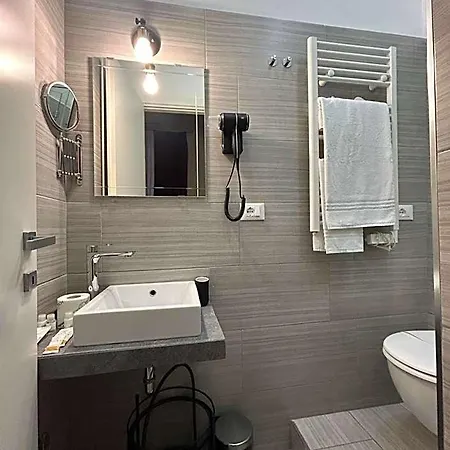 לינה וארוחת בוקר Domus Flavia 4*